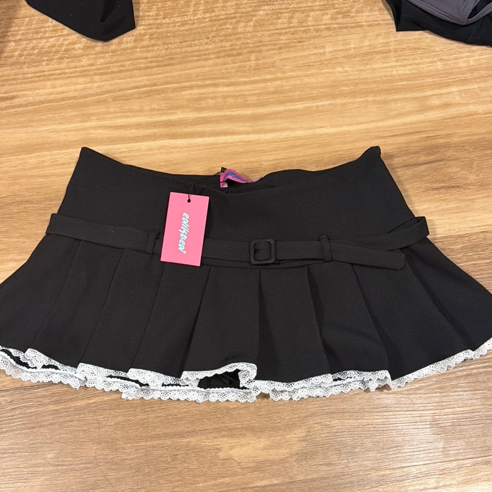 Edkited Black Pleated Mini Skirt with Lace Trim